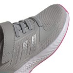 נעלי ספורט אדידס לילדים Adidas Runfalcon 3.0 נעלי ספורט אדידס לילדים צבע אפור בהיר סוליה ורודה עם סקוטש Adidas Runfalcon 3.0