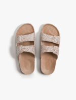 כפכפים לנשים Freedom Moses Kash Camel בצבע חום עם הדפס מיוחד