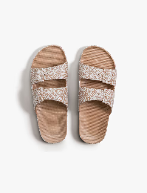 כפכפים לנשים Freedom Moses Kash Camel בצבע חום עם הדפס מיוחד